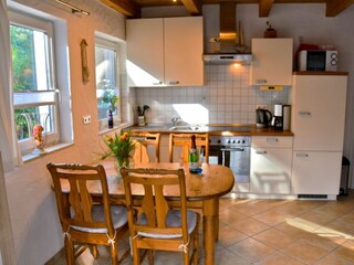 Küche und Esstisch