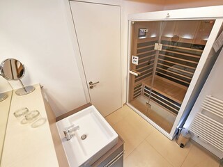 Badezimmer mit IR-Sauna