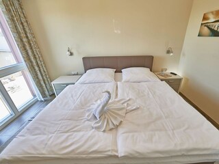 Schlafzimmer mit Doppelbett