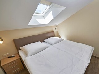 Schlafzimmer mit Doppelbett OG
