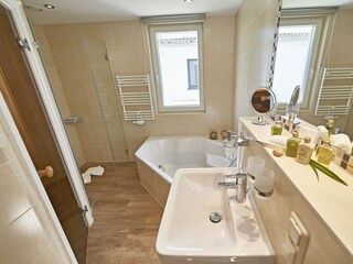 Badezimmer mit Whirlwanne und Sauna