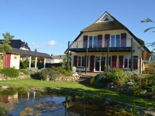 Hausansicht mit Garten