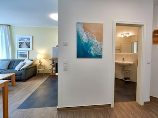 Wohn- und Badezimmer