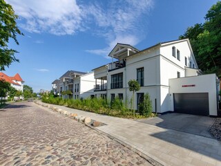 Aussenansicht mit Zufahrt zur Tiefgarage