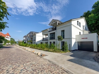 Aussenansicht mit Zufahrt zur Tiefgarage