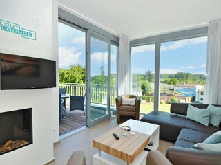 Wohnzimmer mit Gas-Kamin und TV