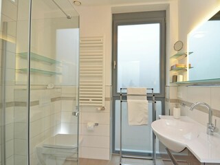 Badezimmer mit ebenerdiger Dusche