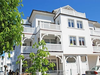 Hausansicht mit Balkon