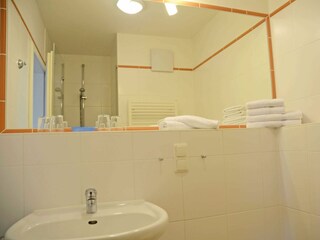 Badezimmer mit Dusche