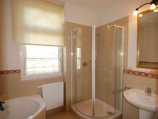 Badezimmer mit Dusche und Badewanne