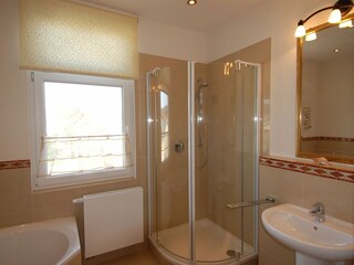 Badezimemr mit Dusche und Badewanne