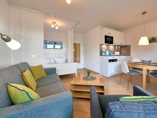 Wohnzimmer mit Küche und Schlafbereich