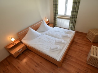 Schlafzimmer mit Doppelbett