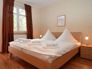 Schlafzimmer mit Doppelbett