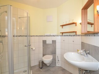 Badezimmer mit Dusche/WC