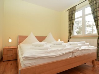 2. Schlafzimmer mit Doppelbett
