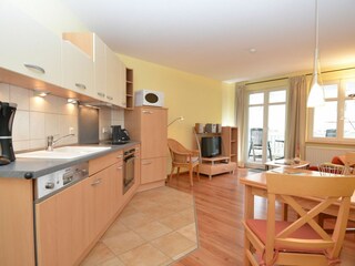 Küchenzeile mit Esstisch