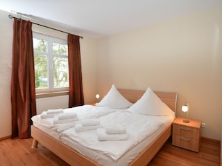 Schlafzimmer mit Doppelbett