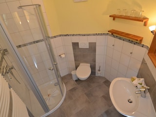 Badezimmer mit Dusche/WC