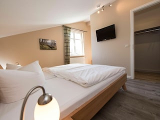 Schlafzimmer mit Doppelbett & TV