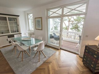 Wohnzimmer und Balkon