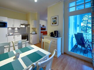 Küche, Esstisch und Balkon