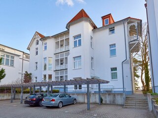 Aussenansicht hinten mit Parkplatz