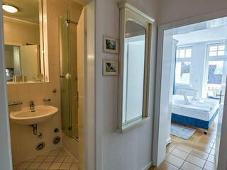 Schlafzimmer und Badezimmer