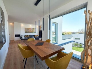 Wohnzimmer und Esstisch