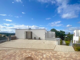 Ansicht Eingangsbereich und Parkplatz