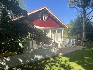Charmanter Garten mit Blumen, und gemütlicher Veranda