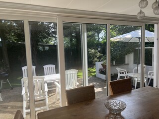 Veranda mit Stühlen, Pflanzen und schattigem Bereich