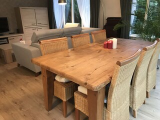 Wohnzimmer mit Holztisch und gemütlicher Couch