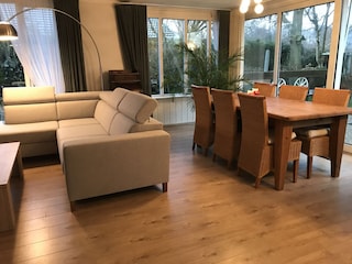 Elegantes Wohnzimmer mit Couch und großem Fenster.