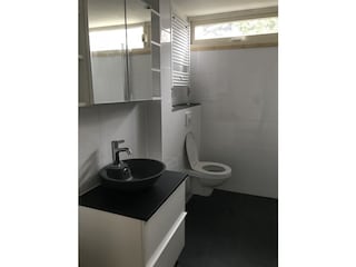 Modernes Badezimmer mit Toilette und Dusche
