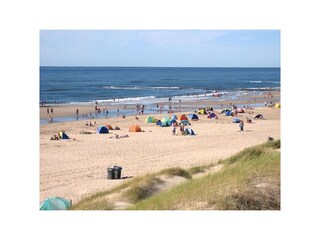 Traumhafte Küste mit Sandstrand, und türkisblauem Meer.
