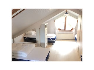 Im obersten Stock elegantes Schlafzimmer mit 5 Betten.