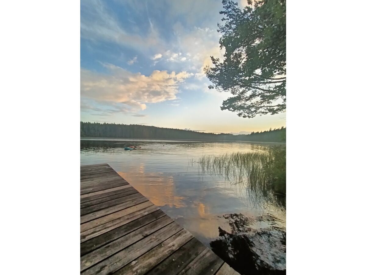 Stora Valsjön  (ca. 200 Meter vom Haus entfernt)