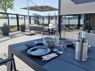 zweite Terrasse mit Esstisch