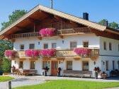 Thurnerhof Frontansicht mit Terrasse