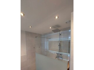 Dusche im Badezimmer