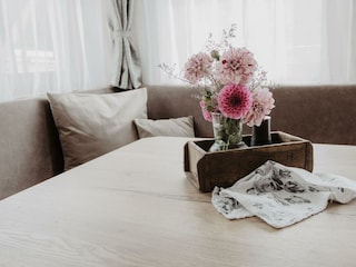 Bergler-Hoamat-Navis-Kueche-Esstisch-Detail