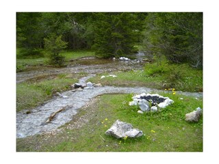 Haus_Waldbauer_ spielen beim Bach