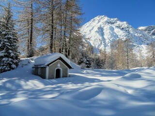 Haus- Waldbauer_ Lurdiskapelle vor dem Haus