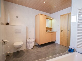 Badezimmer - Ferienwohnung-Gstrein