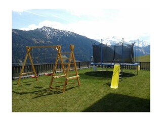 Garten mit Schaukel und Trampolin
