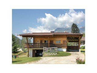 Ostseitig mit Carport