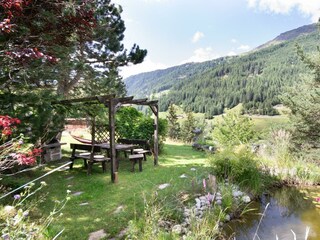 Garten mit Teich und Sitzgelegenheiten