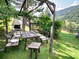 Garten mit Holzgrill und Tisch