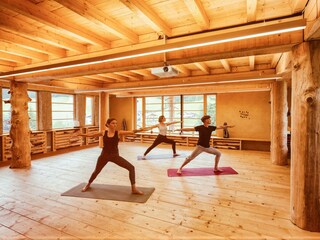 Yoga-Baumhaus-3Pers
